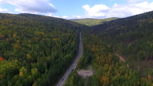 Video vista aérea del dron sobre la carretera en el bosque en el camino al lago Baikal — Vídeo de stock