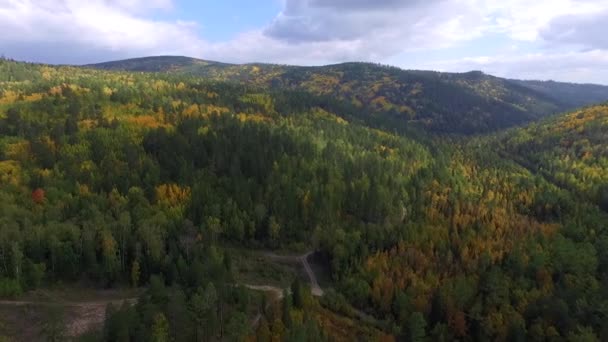 Video vista aérea del dron sobre la carretera en el bosque en el camino al lago Baikal — Vídeos de Stock