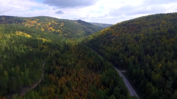Vídeo drone vista aérea sobre a estrada na floresta a caminho do Lago Baikal — Vídeo de Stock