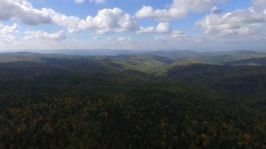 Hava View yolu iğne yapraklı orman üzerinde Deniz Baykal, Buryatia, Rusya Federasyonu