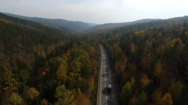 Deniz Baykal giderken yolun ormanın içinde üzerinde video dron havadan görünümü