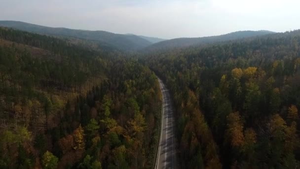 Luchtfoto van het video drone boven de weg in het bos op weg naar het Baikalmeer — Stockvideo