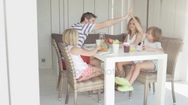 Mutlu genç aile tatil günlerinde mutfakta Kahvaltı