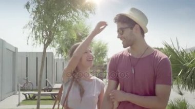 Mutlu sevgi dolu romantik çok etnik gruptan oluşan çift bir tatil beldesine kucaklayan