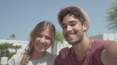 Bir Selfie alarak mutlu sevgi dolu romantik çok etnik gruptan oluşan bir çift