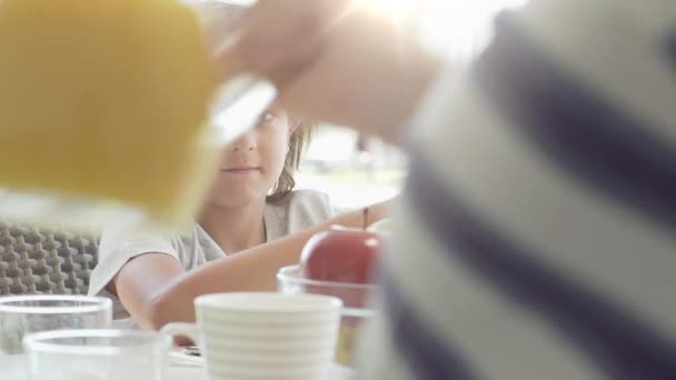 休日に キッチンで朝食を持つ幸せな若い家族 — ストック動画