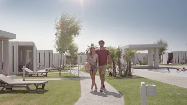 Lyckliga Älskande Romantiska Multietniska Par Omfamnar Resort — Stockvideo