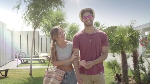 ロマンチックなカップルは多民族を受け入れるリゾートを愛する幸せ — ストック動画