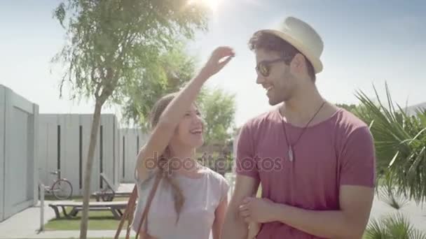 Gelukkige Liefdevolle Romantische Multi Etnische Paar Omarmen Een Resort — Stockvideo