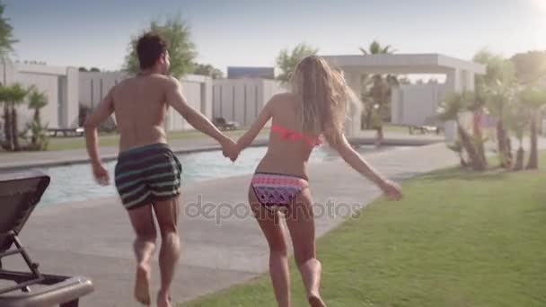 Glücklich Liebendes Romantisches Multiethnisches Paar Beim Sprung Ein Schwimmbad — Stockvideo