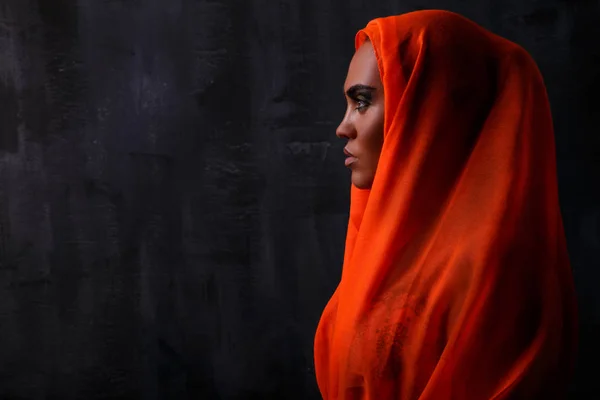 Портрет темнокожей девушки. строгий взгляд. абстрактный фон. Оранжевый вуаль — стоковое фото