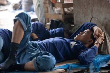 Bangkok, Tayland, öğle yemeği zamanı sırasında işçiler biraz dinlen