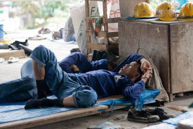 Bangkok, Tayland, öğle yemeği zamanı sırasında işçiler biraz dinlen