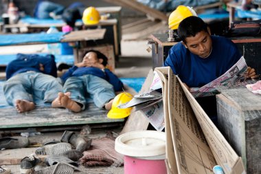 Bangkok, Tayland, öğle yemeği zamanı sırasında işçiler biraz dinlen