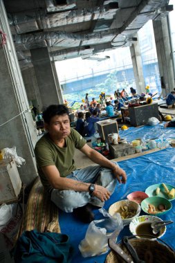Bangkok Tayland, işçi yemeklerini bir şantiyeye al