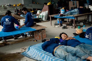 Bangkok, Tayland, öğle yemeği zamanı sırasında işçiler biraz dinlen