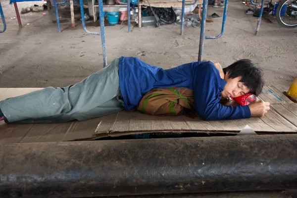 Bangkok, Thaiföld, a munkavállalók a pihenés, ebédre idő alatt van. — Stock Fotó