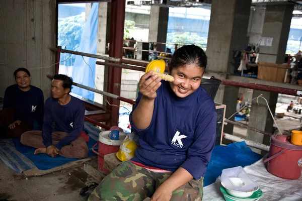 Bangkok Tailandia, Los trabajadores toman sus comidas en un sitio de construcción —  Fotos de Stock