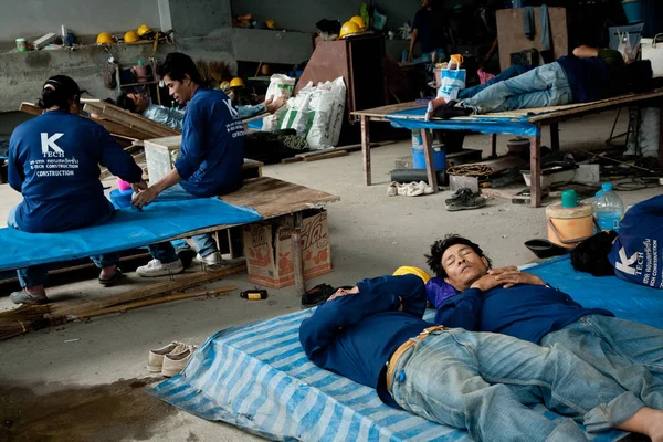 Бангкок, Таїланд, працівників відпочивати за обід час — стокове фото