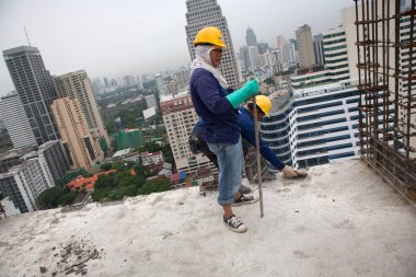 Bir inşaat alanı üzerinde Bangkok işçisi