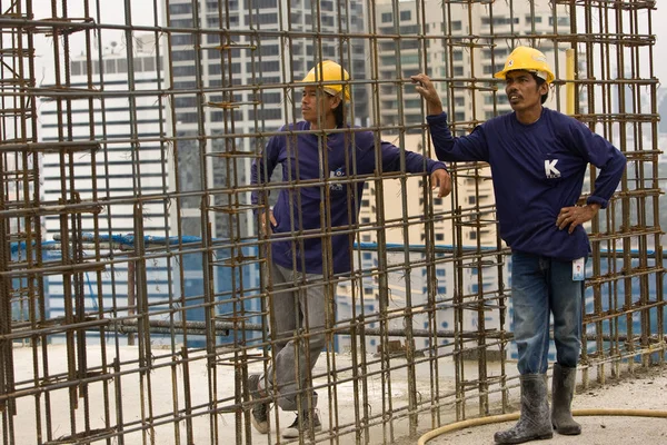 Bangkok, Thaiföld, munkavállalók, tetején egy építési telek — Stock Fotó