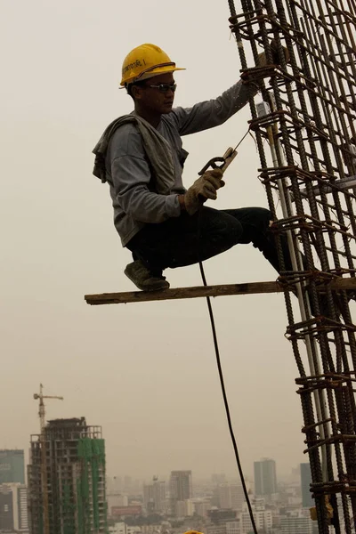 Bangkok, Thaiföld, munkavállalók, tetején egy építési telek — Stock Fotó