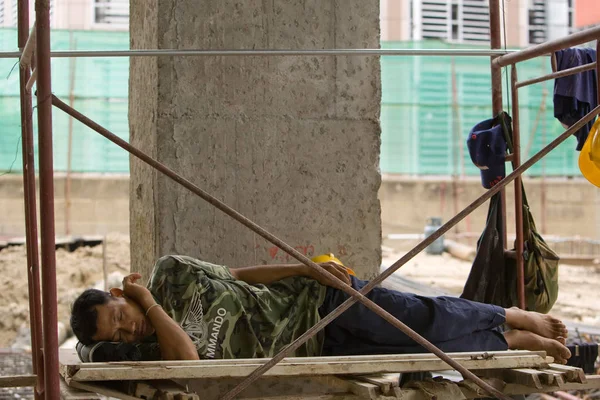 Bangkok, munkavállaló, aki egy építési telek — Stock Fotó