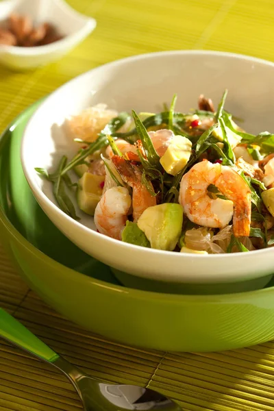 Salada fresca com camarão e abacate — Fotografia de Stock