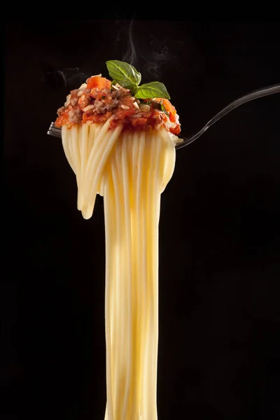 Spaghetti bolognese på en gaffel — Stockfoto