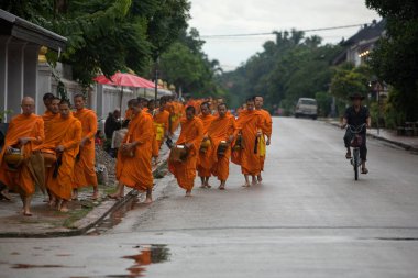 Luang Prabang, Laos geçit veren keşiş sadaka.
