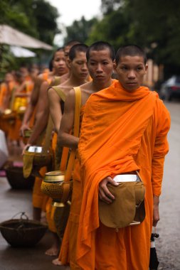 Luang Prabang, Laos geçit veren keşiş sadaka.