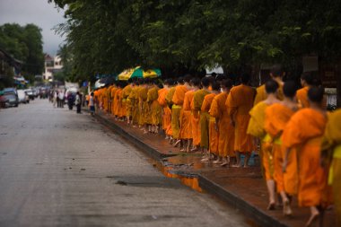 Luang Prabang, Laos geçit veren keşiş sadaka.
