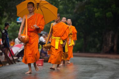 Luang Prabang, Laos geçit veren keşiş sadaka.