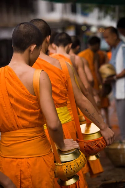 Monnik aalmoes geven processie in Luang Prabang, Laos. — Stockfoto