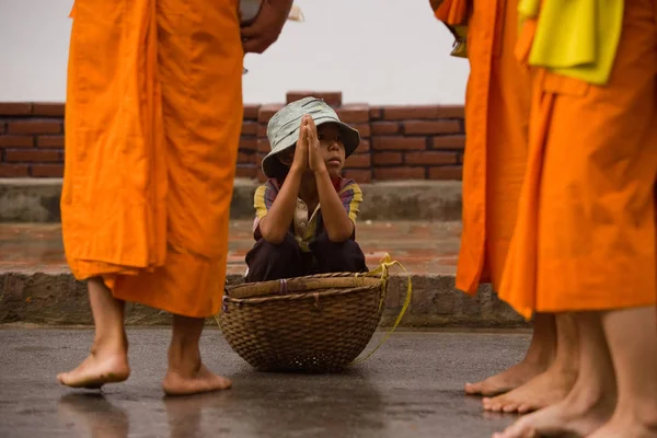 和尚施舍游行在老挝琅勃拉邦. — 图库照片