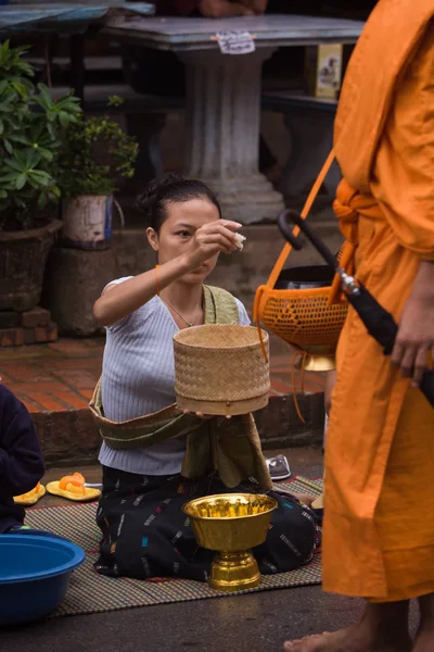 Procissão de doação de esmolas de monge em Luang Prabang, Laos . — Fotografia de Stock