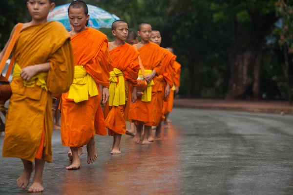 Procession d'aumônes moines à Luang Prabang, Laos . — Photo