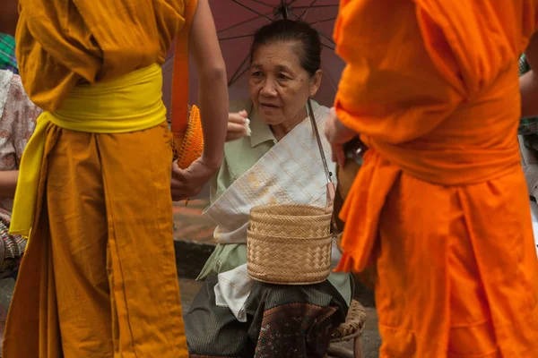 Procissão de doação de esmolas de monge em Luang Prabang, Laos . — Fotografia de Stock
