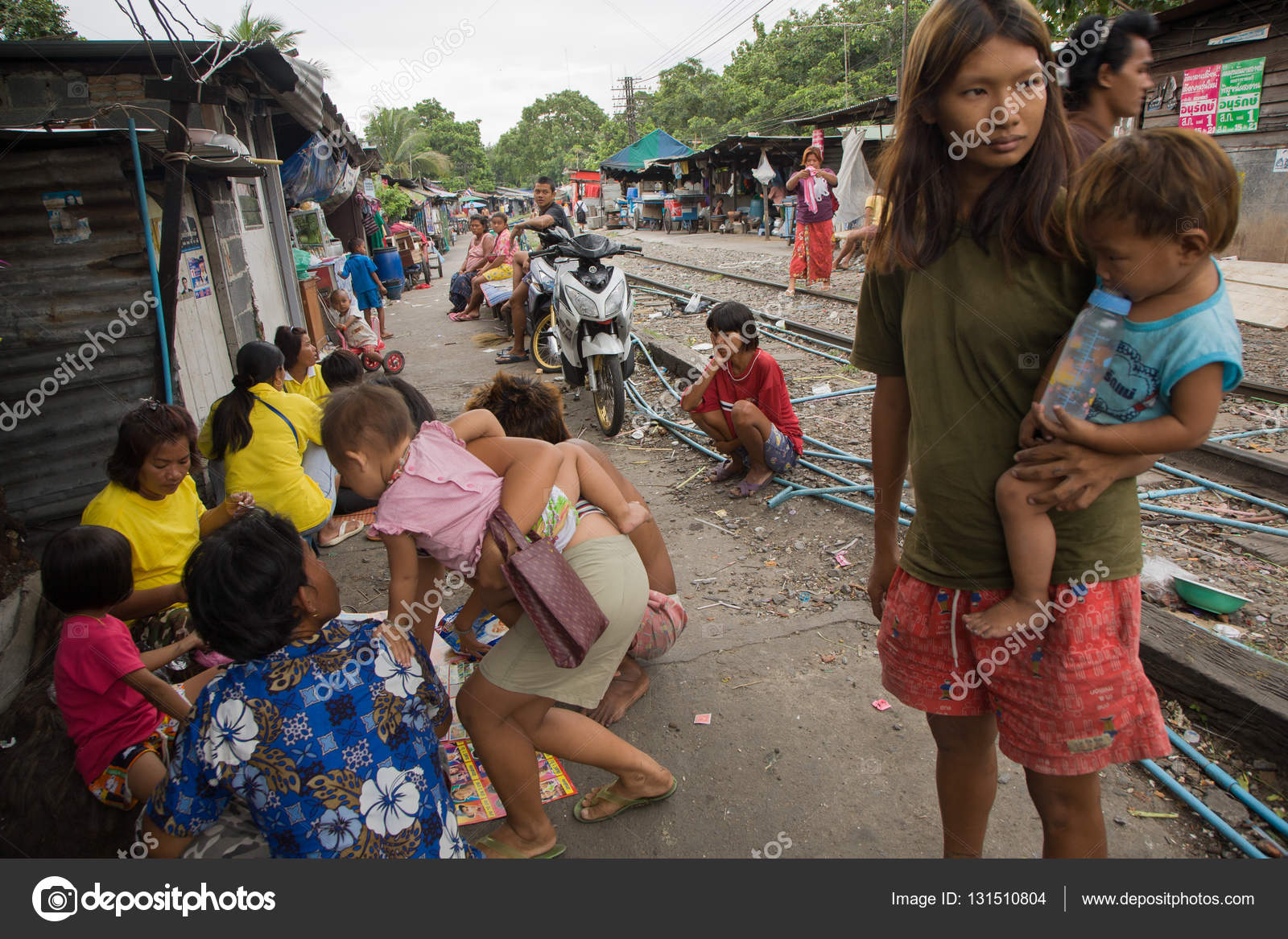 Bangkok, Thailand, Menschen, die entlang der Bahngleise ...