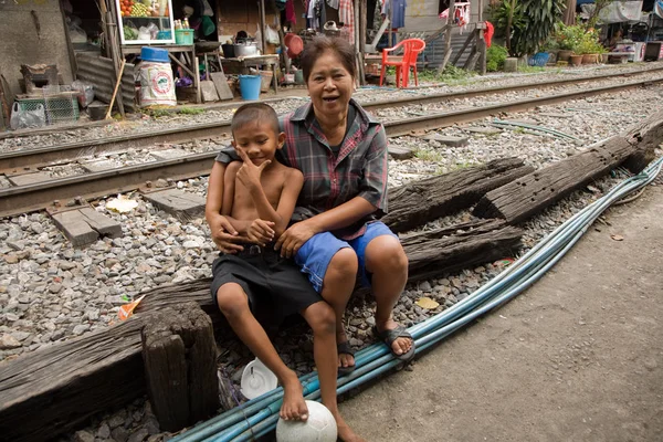 Bangkok, Tailândia, Pessoas que vivem ao longo dos trilhos ferroviários — Fotografia de Stock