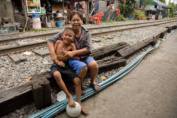 Bangkok, Tailandia, Personas que viven a lo largo de las vías del ferrocarril —  Fotos de Stock