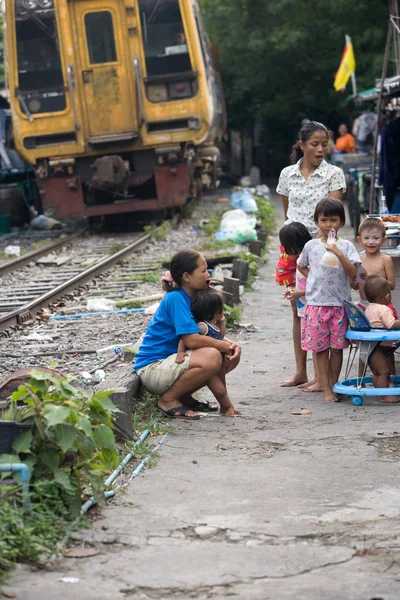 Bangkok, Thailand, Folk, der bor langs jernbanen spor - Stock-foto