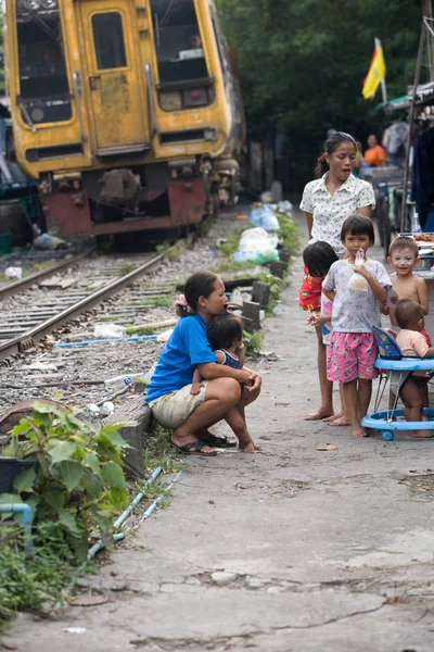 Bangkok, Tailandia, Personas que viven a lo largo de las vías del ferrocarril —  Fotos de Stock