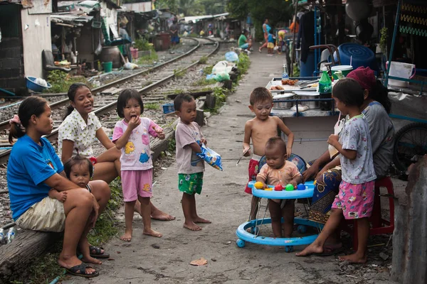 Bangkok, Tailandia, Personas que viven a lo largo de las vías del ferrocarril —  Fotos de Stock