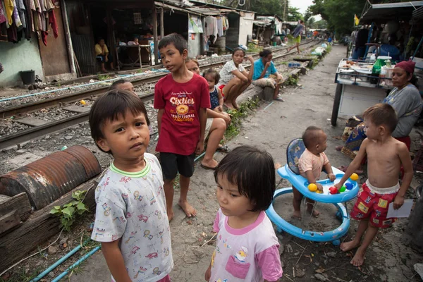 Bangkok, Tayland, insanların demiryolu yaşayan — Stok fotoğraf