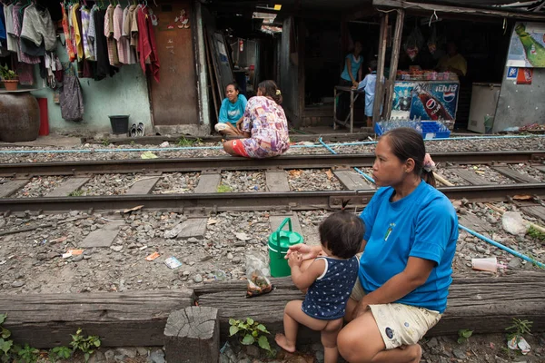 Bangkok, Tailandia, Personas que viven a lo largo de las vías del ferrocarril —  Fotos de Stock