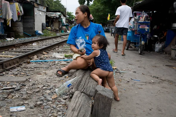 曼谷，泰国，人们居住在铁路沿线 — 图库照片