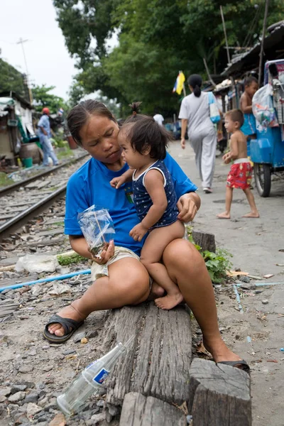 Bangkok, Tailandia, Personas que viven a lo largo de las vías del ferrocarril — Foto de Stock
