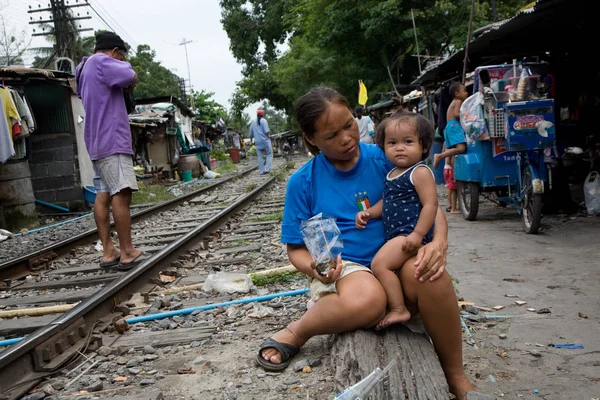 Bangkok, Tailandia, Personas que viven a lo largo de las vías del ferrocarril — Foto de Stock