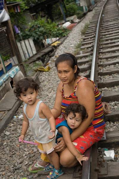Bangkok, Tailândia, Pessoas que vivem ao longo dos trilhos ferroviários — Fotografia de Stock